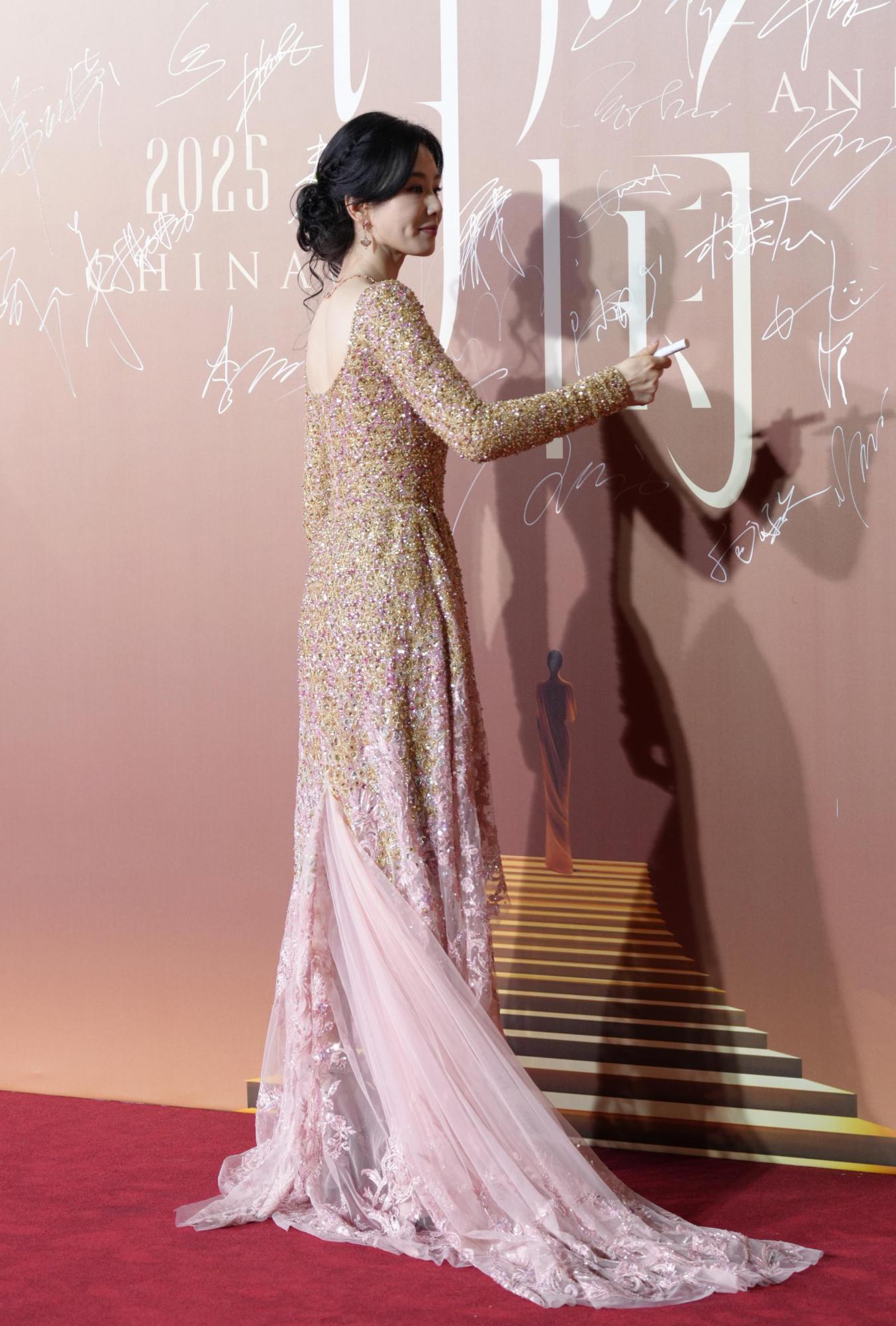 刘诗诗抹胸连身礼服露背现场生图照[6]